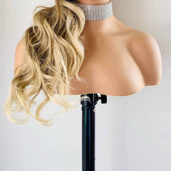 Gorgeous 22” Ombré Ash Blonde Mix Premium Synthetic Fiber Lace Front Wig - Picture 5 of 10